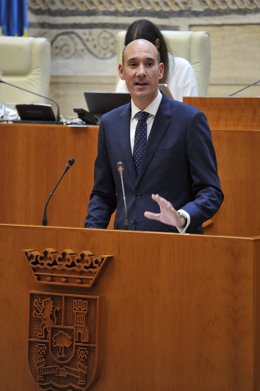 El portavoz del PP en la Asamblea de Extremadura, José Ángel Sánchez Juliá, en defensa de la iniciativa de su grupo contra la amnistía en Cataluña