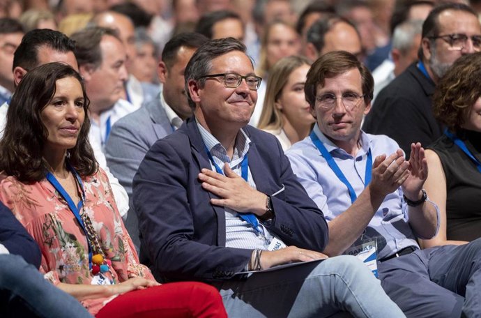 Archivo - El secretario general del PP de Madrid, Alfonso Serrano, y el alcalde de la capital, José Luis Martínez-Almeida.