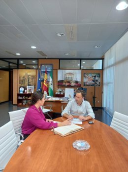 La alcaldesa de Aroche, Cristina Romero, ha mantenido este jueves  una reunión con el delegado de Desarrollo Educativo de la Junta en Huelva, Carlos Soriano.