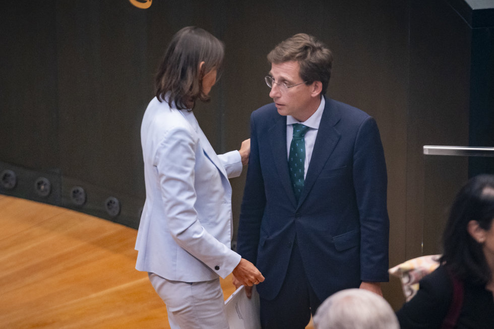 La portavoz del Grupo Municipal Socialista en el Ayuntamiento de Madrid, Reyes Maroto, y el alcalde de Madrid, José Luis Martínez-Almeida, durante el Pleno del Ayuntamiento de Madrid
