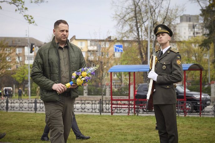 Archivo - April 26, 2023, Kyiv, Ukraine: Ukrainian chief of presidential staff Andriy Yermak places flowers at the memorial mound to the Heroes of Chornobyl, on the 37th anniversary of the Chornobyl nuclear power plant disaster, April 26, 2023 in Kyiv, 