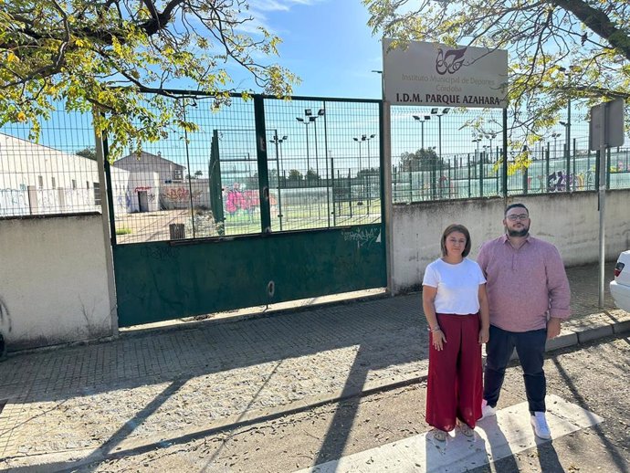 Los ediles de Hacemos Córdoba Irene Ruiz e Iván Fernández, ante las instalaciones deportivas municipales del Parque Azahara.
