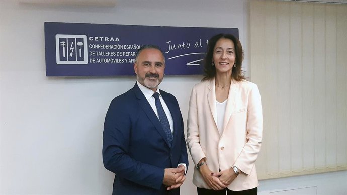 El presidente de la Confederación Española de Talleres (CETRAA), Enrique Fontán, junto con la nueva secretaria general de la organización, Lara Torres Laguna.