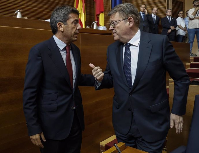 Archivo - El 'president' de la Generalitat y presidente del PPCV, Carlos Mazón, y el 'expresident' Ximo Puig, en Les Corts