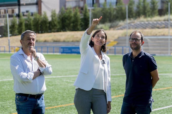 La portavoz del Grupo Municipal Socialista en el Ayuntamiento de Madrid, Reyes Maroto junto a los concejales socialistas en el Ayuntamiento de Madrid, Daniel Viondi (d) y Pedro Barrero (i)