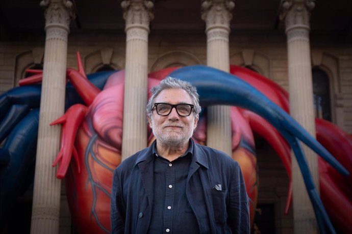El artista Jaume Plensa posa junto a su obra 'El Cor Secret' en la entrada de la Facultad de Medicina y Ciencias de la Salud de la Universitat de Barcelona (UB)