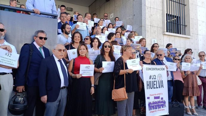 El decano del Colegio de Abogados de Huelva, Fernando Vergel, participa en la protesta de abogados y procuradores de Huelva.
