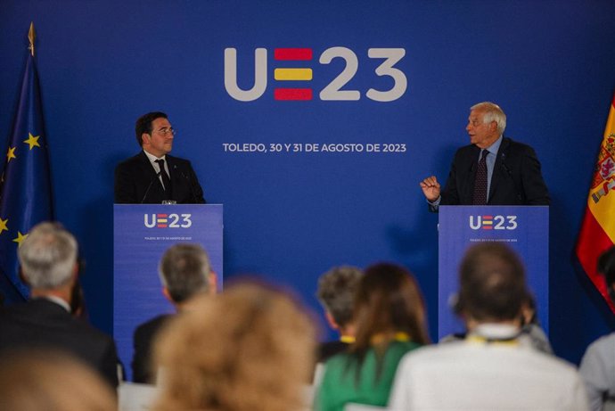 El ministro de Asuntos Exteriores, Unión Europea y Cooperación en funciones, José Manuel Albares (i), y el Alto Representante para la Política Exterior y Seguridad de la UE, Josep Borrell, en agosto en Toledo