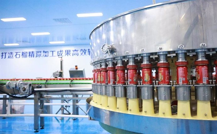 A pomegranate deep processing workshop in Zaozhuang City is producing pomegranate juice products.