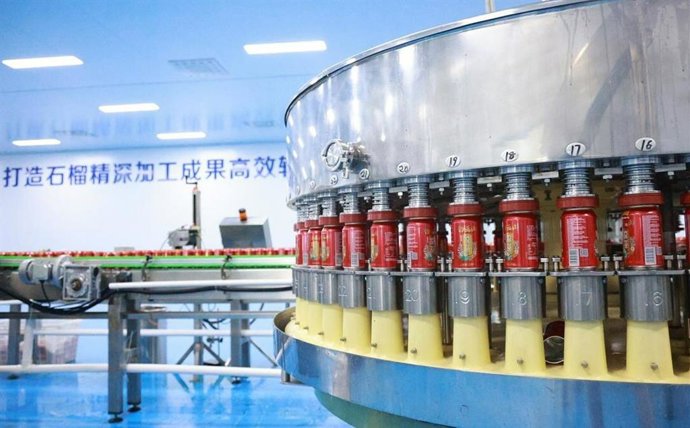 A pomegranate deep processing workshop in Zaozhuang City is producing pomegranate juice products.