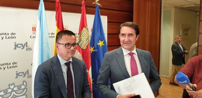 El consejero de Medio Ambiente, Vivienda y Ordenación del Territorio de la Junta, Juan Carlos Suárez-Quiñones (der), junto al consejero del Medio Rural de la Xunta de Galicia, José González, antes de la reunión de este jueves