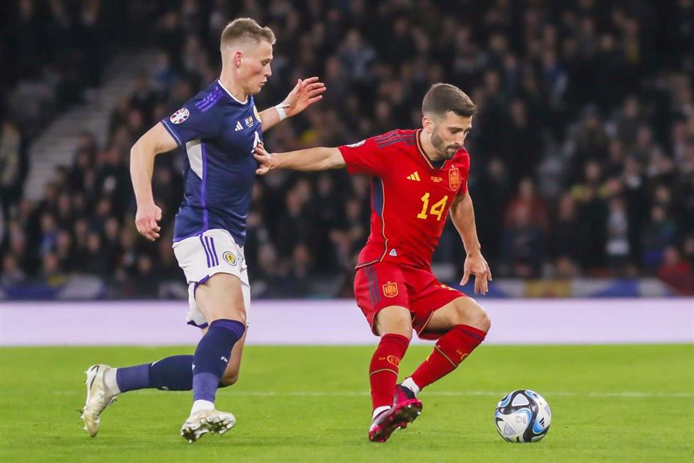 Archivo - José Luis Gay y Scott McTominay pelean por un balón en el Escocia-España disputado en Hampden Park