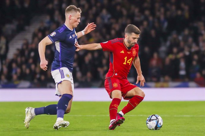 Archivo - Jose Gaya of Spain and Scott McTominay of Scotland during the UEFA Euro 2024, European Qualifiers, Group A football match between Scotland and Spain on March 28, 2023 at Hampden Park in Glasgow, Scotland - Photo Colin Poultney / ProSportsImages 