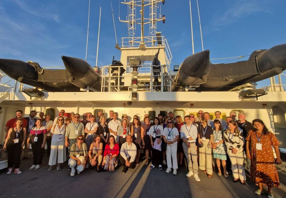 Los directores generales de Pesca de la Unión Europea (UE) en el buque Intermares