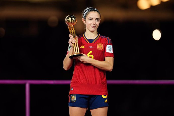 Archivo - Aitana Bonmatí posa con su premio a mejor jugadora del Mundial de Australia y Nueva Zelanda