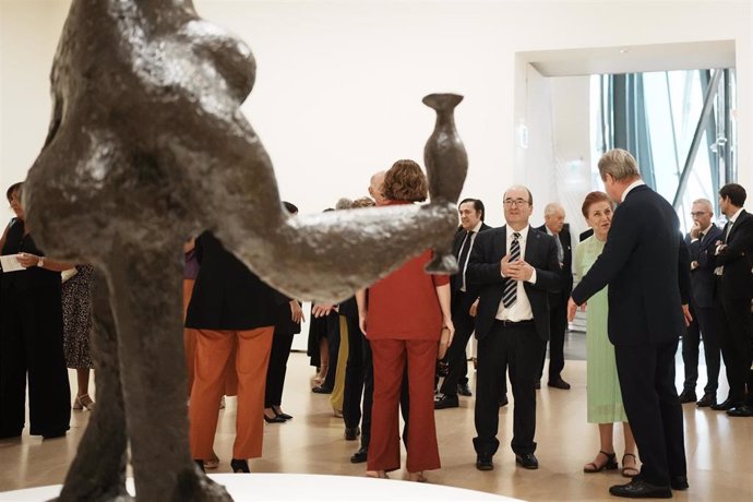 El ministro de Cultura y Deporte, Miquel Iceta (3d), asiste a la inauguración de la exposición 'Picasso escultor: materia y cuerpo', en el Museo Guggenheim de Bilbao, a 29 de septiembre de 2023, en Bilbao