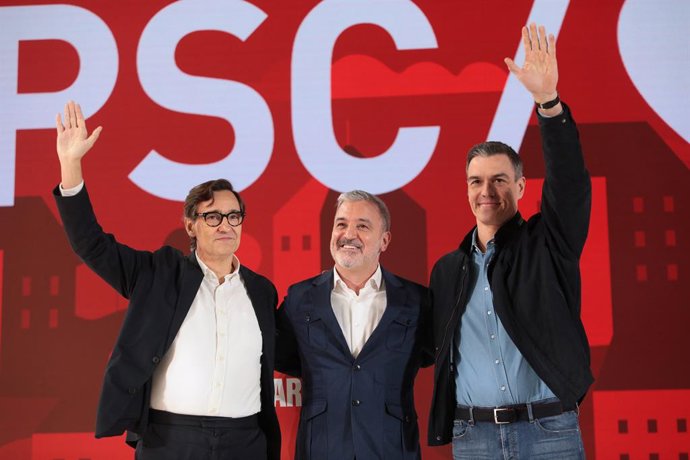 Archivo - Arxiu - (I-D) El líder del PSC, Salvador Illa; el secretari general del PSOE i president del Govern, Pedro Sánchez; i l'alcalde de Barcelona Jaume Collboni