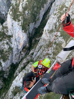 El helicóptero rescata a un montañero desorientado y caído en la ruta Pasada del Picayo, entre Cantabria y Asturias