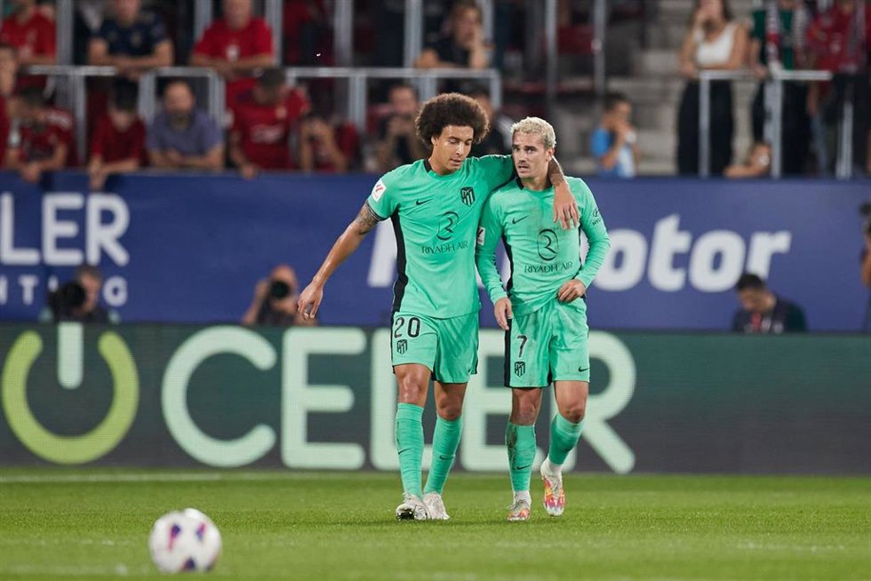 Axel Witsel celebre con Antoine Griezmann el 0-1 en el Osasuna-Atlértico de LaLiga EA Sports 23-24