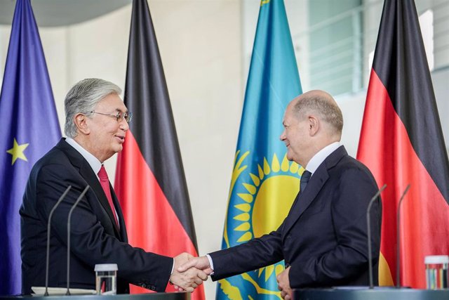 El presidente de Kazajistán, Kasim Yomart Tokayev, y el canciller alemán, Olaf Scholz