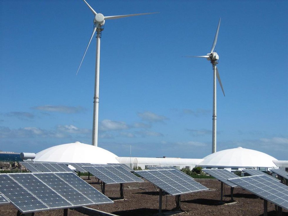 Archivo - Molinos de viento y placas solares.