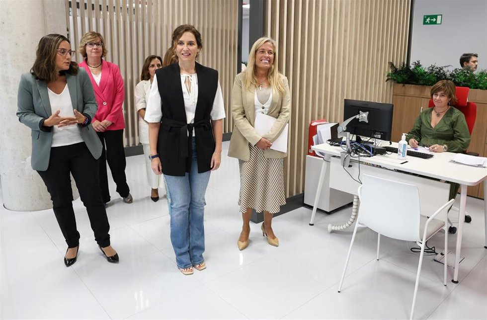 (I-D) La directora de la Oficina de Empleo de Rivas-Vaciamarid, Nuria Fernández; la presidenta de la Comunidad de Madrid, Isabel Díaz Ayuso y la consejera de Economía, Hacienda y Empleo, Rocío Albert, durante su visita a una nueva Oficina de Empleo, a 6