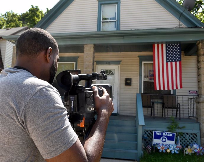 Archivo - July 19, 2023, Racine, Wisconsin, USA: A journalist films the Racine, Wisconsin home of the mother of Travis King, the U.S. Army soldier who has been detained in North Korea,  Wednesday July 19, 2023.