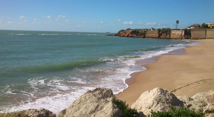 Archivo - Playa de La Muralla en El Puerto de Santa María.