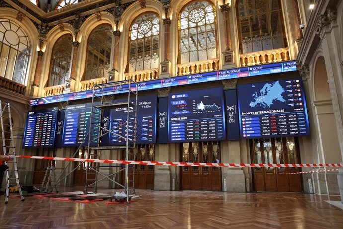 Una cinta de prohibido el paso en el Palacio de la Bolsa, en Madrid (España).