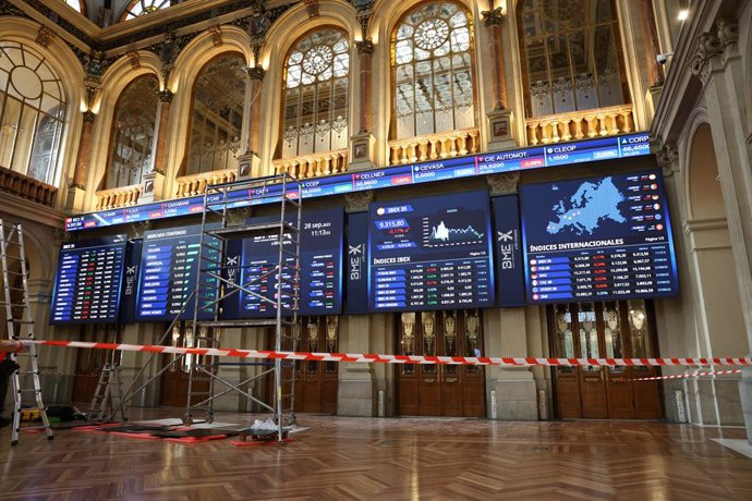 Una cinta de prohibido el paso en el Palacio de la Bolsa, en Madrid (España).