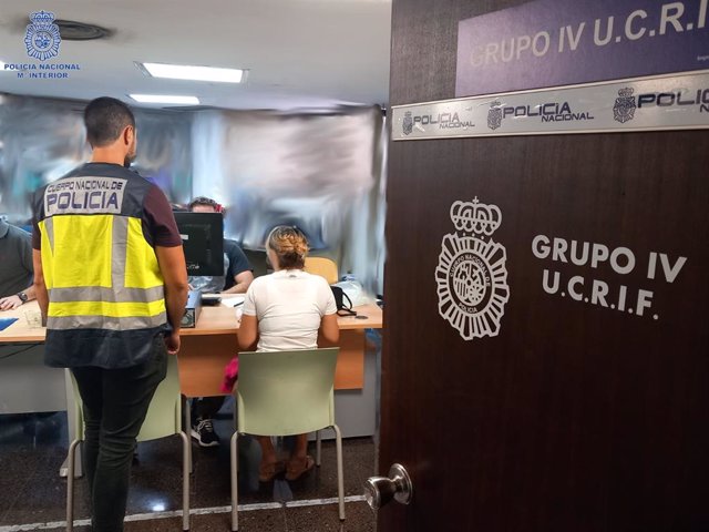 Archivo - Agentes de la Unidad contra Redes de Inmigración y Falsedad (UCRIF).