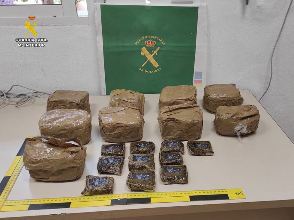 Detenido un hombre por tráfico de drogas por circular con 10 kilos de hachís en Albatera