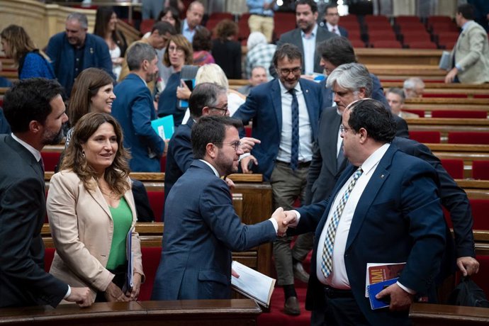 El presidente de la Generalitat de Catalunya, Pere Aragons (c), y el conseller de Interior, Joan Ignasi Elena (1d), conversan tras el tercer Debate de Política General de la legislatura, en el Parlament de Catalunya, a 27 de septiembre de 2023.
