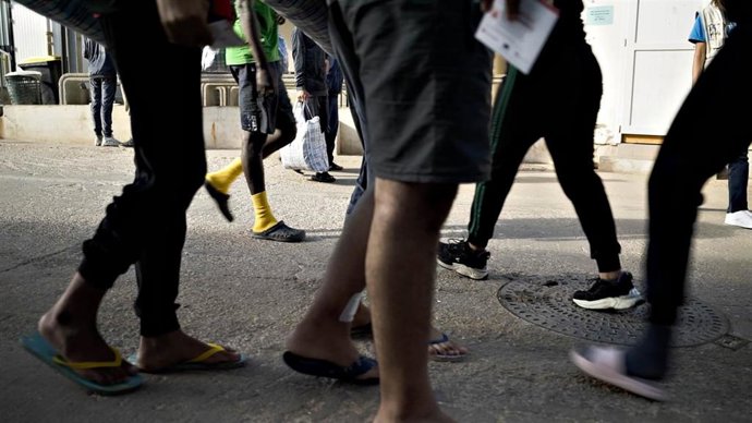 Menores no acompañados en el centro de migrantes de Lampedusa