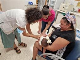 Enfermeras de familia y comunitaria instan a los padres a acelerar la inmunización de sus hijos contra la bronquiolitis.