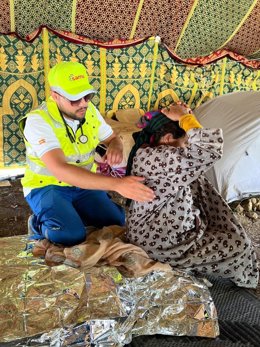 Atención de afectados por el seísmo por parte del equipo de la Fundación SAMU desplazado a Marruecos.