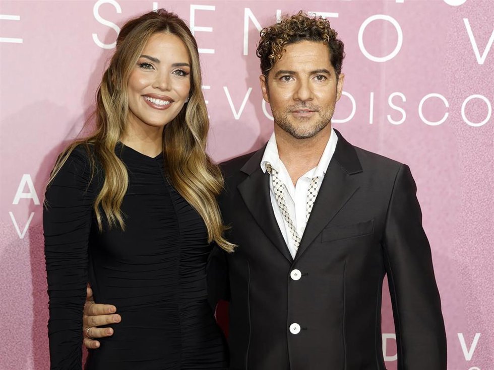 David Bisbal y su mujer, Rosanna Zantti, durante la  presentación de su nuevo disco, "Me siento vivo"