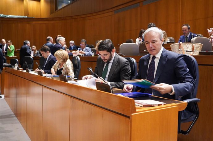 El presidente del Gobierno de Aragón, Jorge Azcón, y el vicepresidente primero, Alejandro Nolasco, en la sesión plenaria de las Cortes.