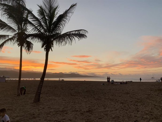 Archivo - Atardecer en la playa de Las Canteras, en Las Palmas de Gran Canaria