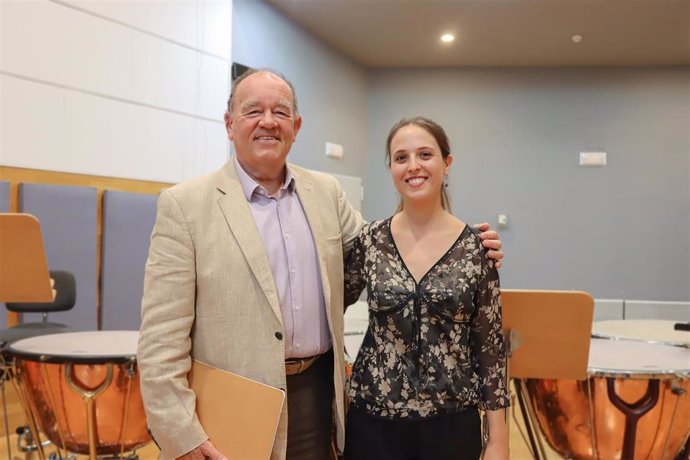 El director titular y artístico de la ROSS, Marc Soustrot, con la percusionista Laura Melero.