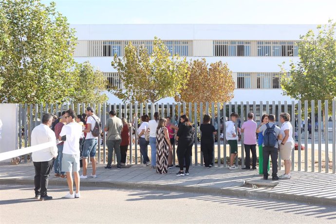 Padres y familiares de alumnos en las puertas del Instituto de Educación Secundaria (IES) Elena García Armada de Jerez de la Frontera (Cádiz) donde un menor ha herido a profesores y alumnos con un arma blanca a 28 de septiembre del 2023 en Jerez.