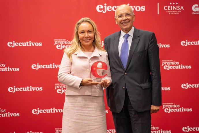 La directora de Relaciones Institucionales del Grupo Fuertes, Mar Fuertes, junto a  Manuel Gago, vicepresidente de la Confederación Española de Directivos y Ejecutivos