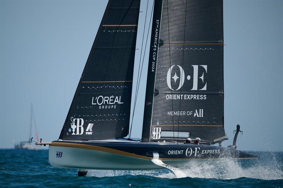 El velero Orient Express Racing Team, participante como 'challenger' en la 37 America's Cup de Barcelona 2024, entrena en aguas barcelonesas