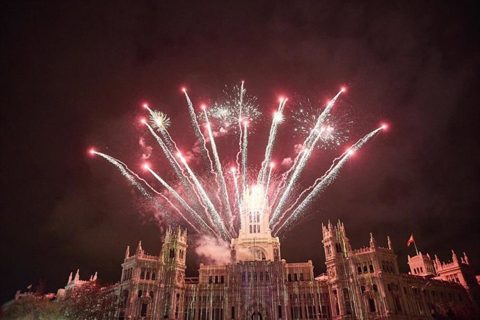 Archivo - Fuegos artificiales tras la proyección del espectáculo visual realizado mediante videomapping sobre la fachada del Ayuntamiento de Madrid, Palacio de Cibeles