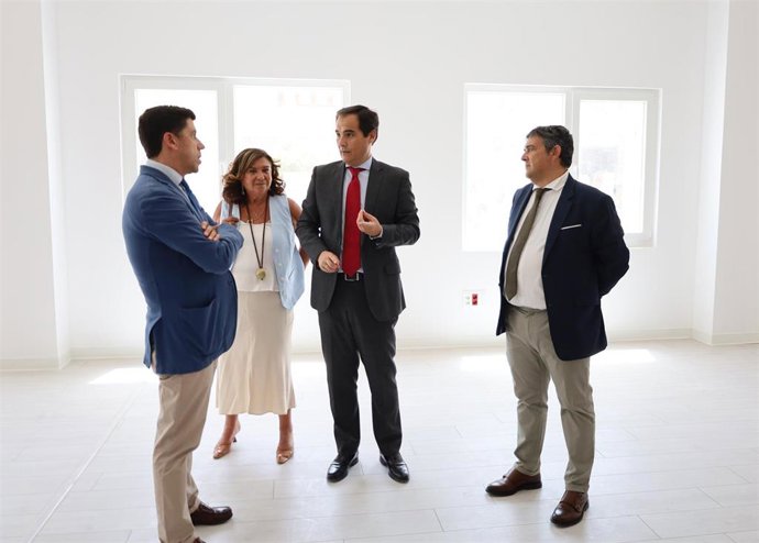 El consejero de Justicia, Administración Local y Función Pública, José Antonio Nieto, durante una visita a Ayamonte (Huelva).