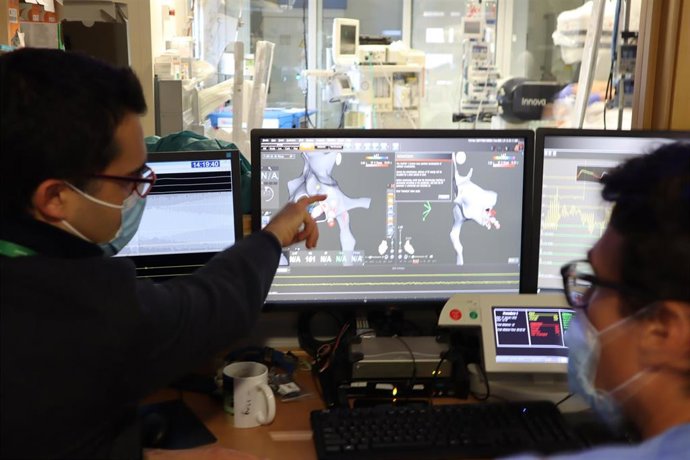 Cardiólogos analizan imágenes.