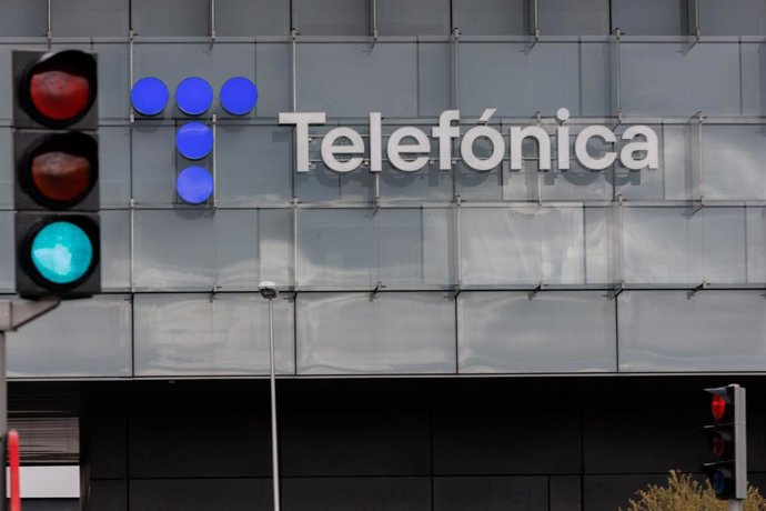 Archivo - Un semáforo en verde frente a la fachada de la sede de Telefónica, a 6 de marzo de 2023, en Madrid (España).