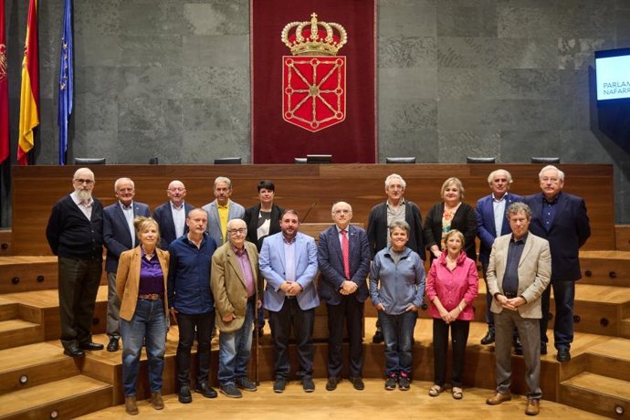 El presidente del Parlamento de Navarra, Unai Hualde, junto a los participantes en la sesión plenaria de Euskaltzaindia