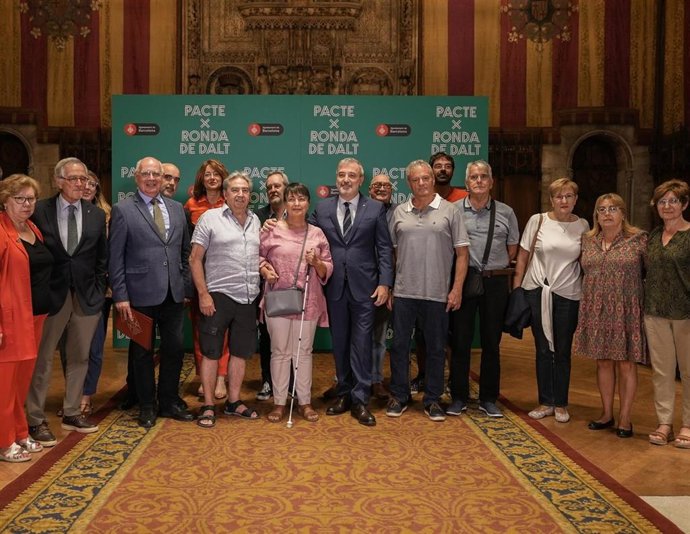 El alcalde de Barcelona, Jaume Collboni, junto a los representantes vecinales y concejales.