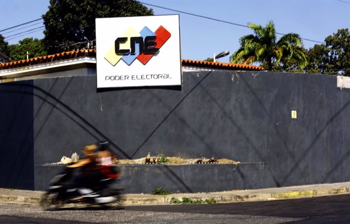 Archivo - January 26, 2022, Valencia, Carabobo, Venezuela: January 26, 2022  A couple of motorcycles drive in front of the headquarters of  CNE, the Concil National Electoral, ((for its acronym in Spanish) the governing body to revoke the mandate of Nicol